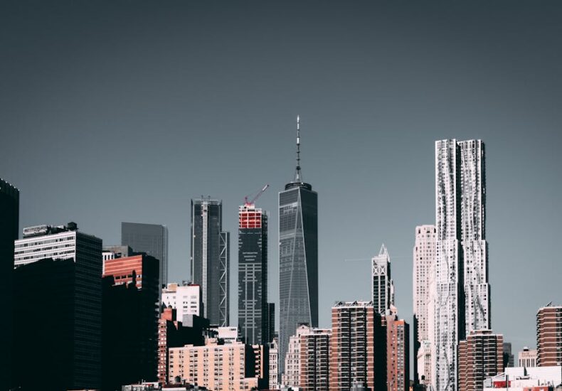 Бухорода одамни оёғидан осиб қўйиб реклама олганлар жаримага тортилди